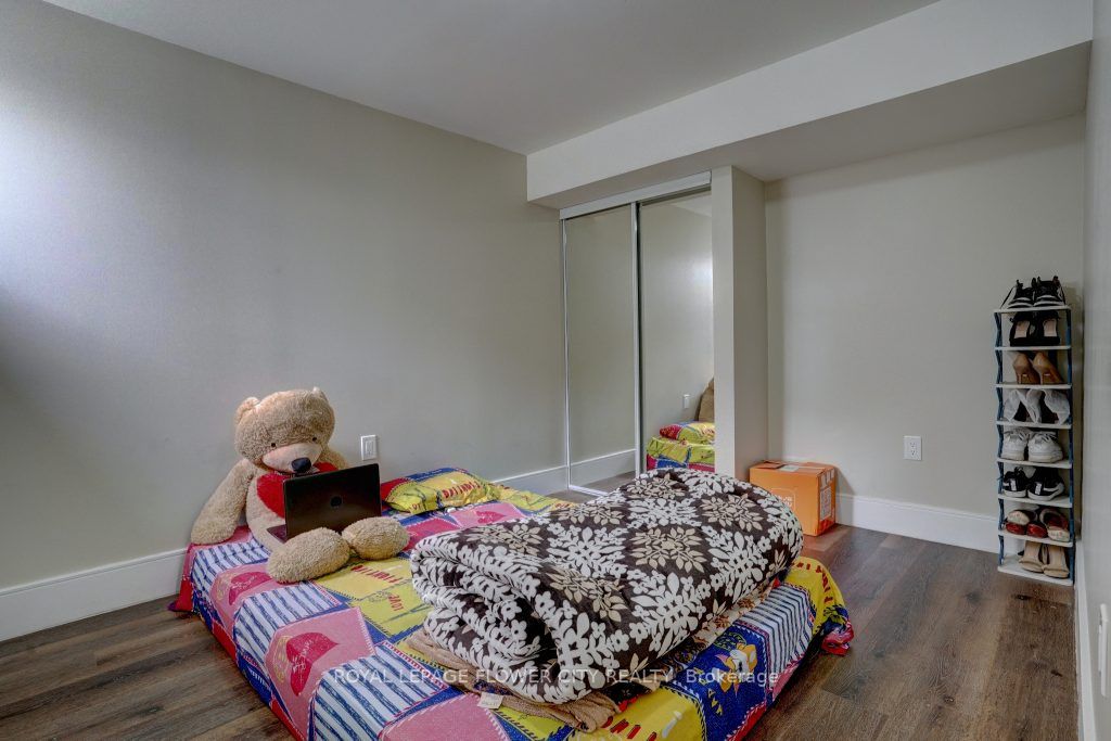 6 Sorbonne Dr