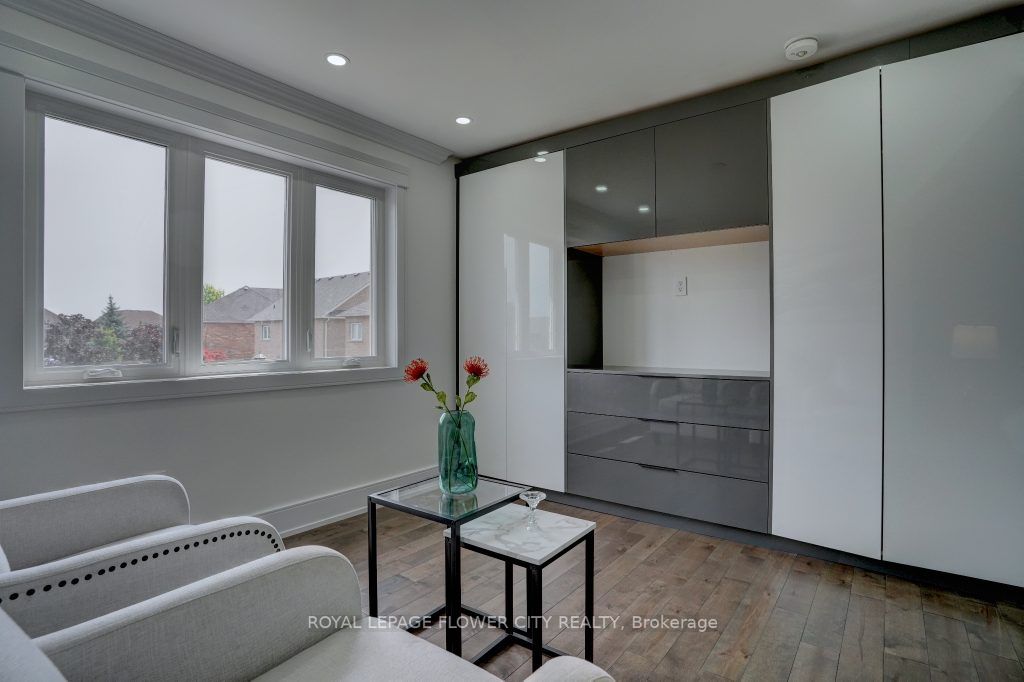 6 Sorbonne Dr