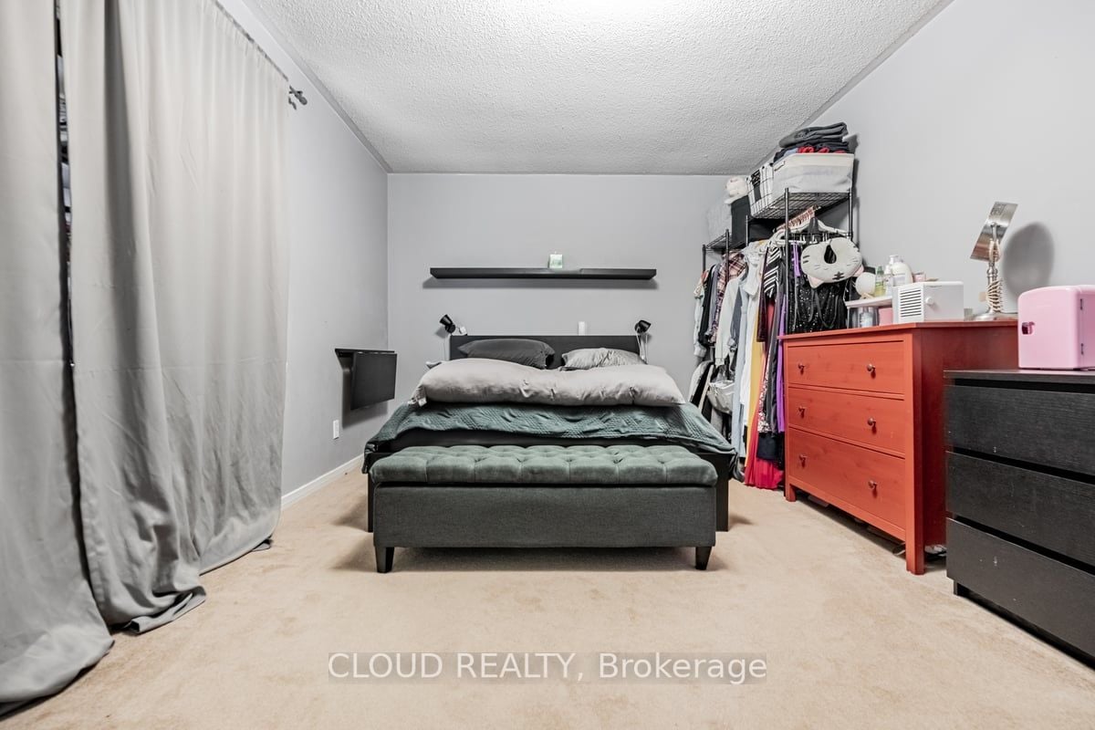 1089 Ivandale Dr S
