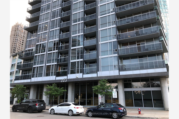 223 Webb Dr, Mississauga