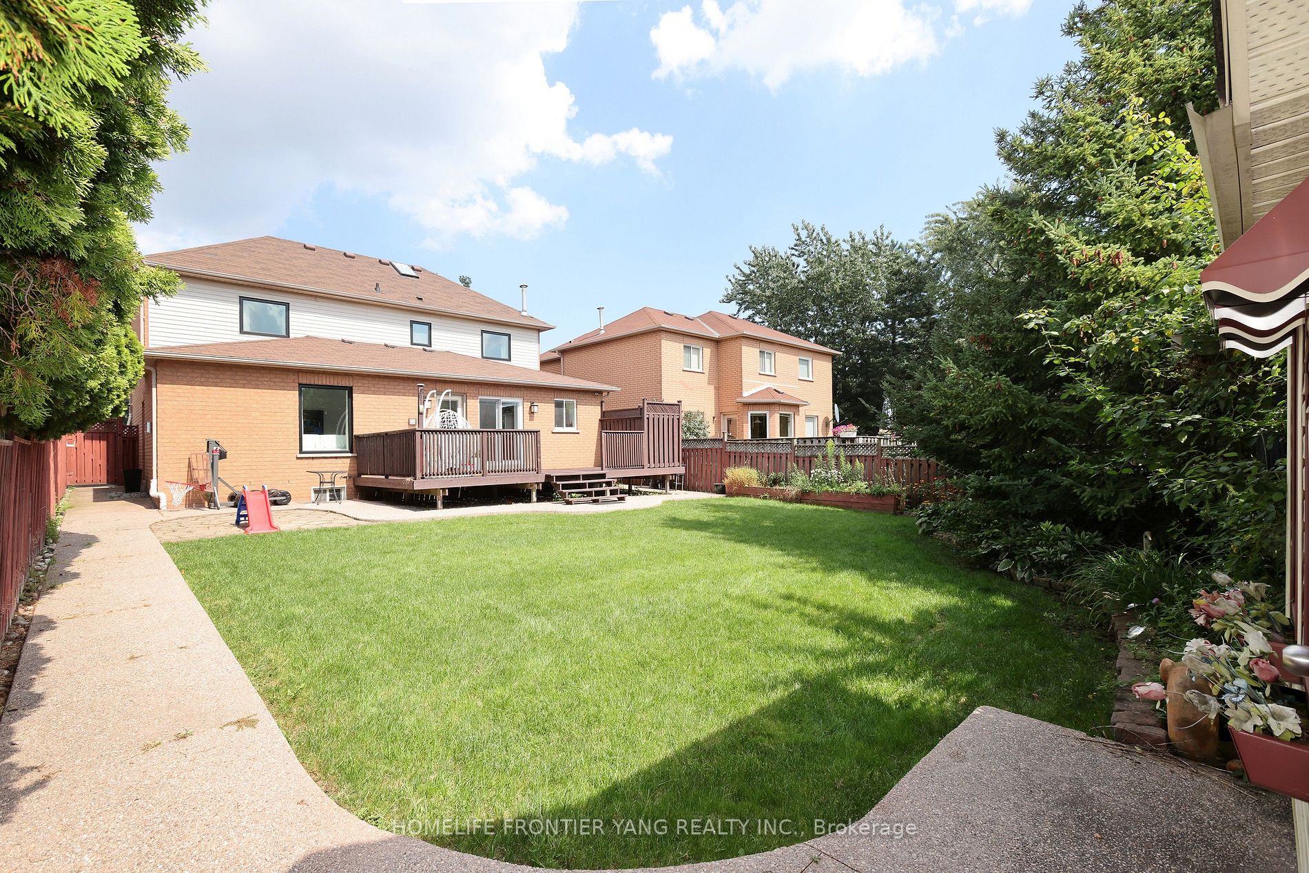 2294 Mowat Ave