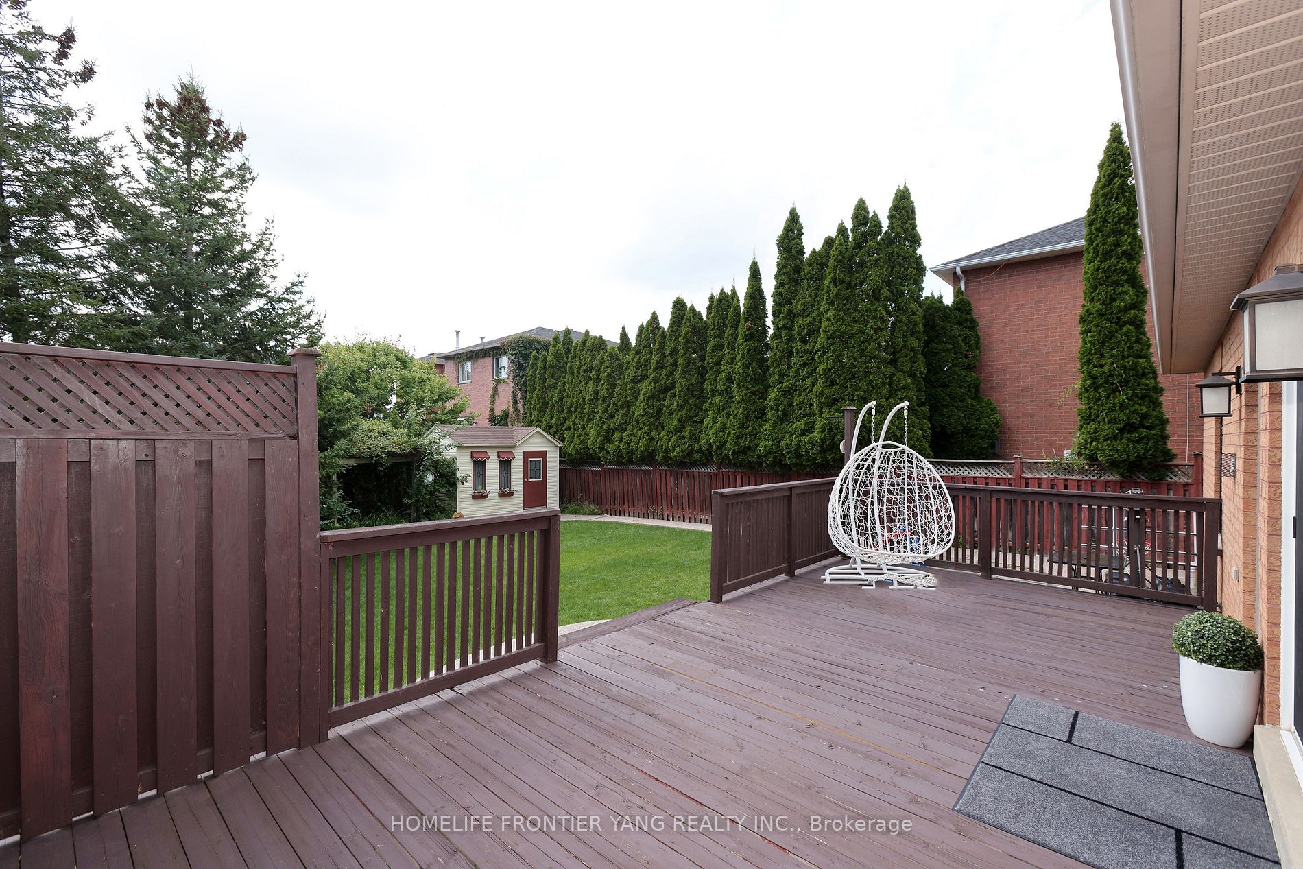 2294 Mowat Ave