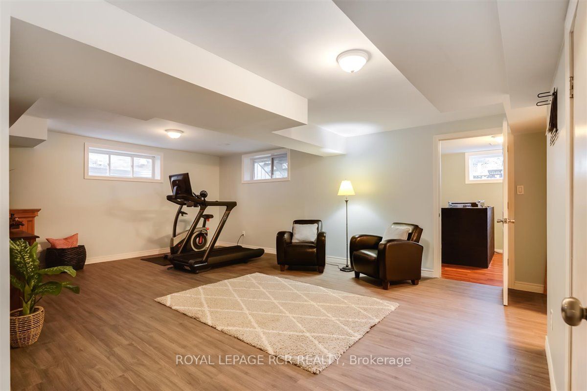 2 Hutchison Court