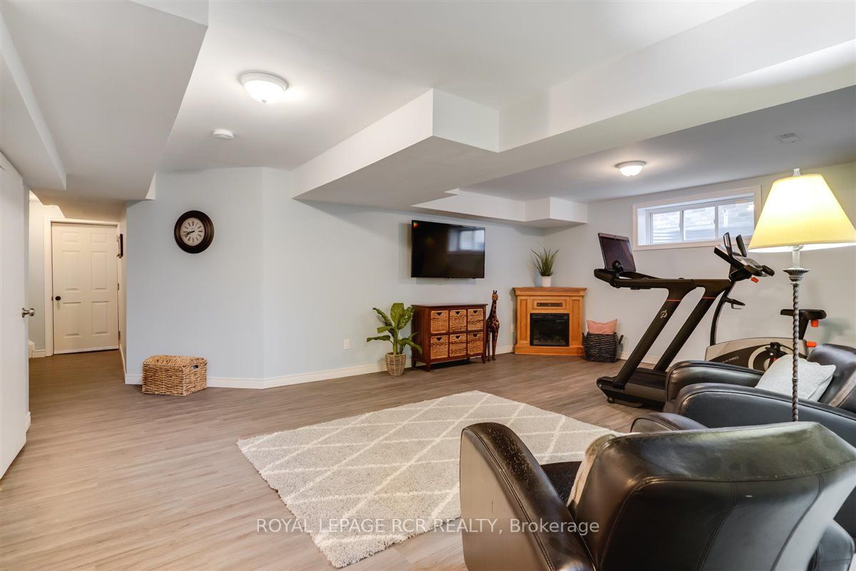 2 Hutchison Court
