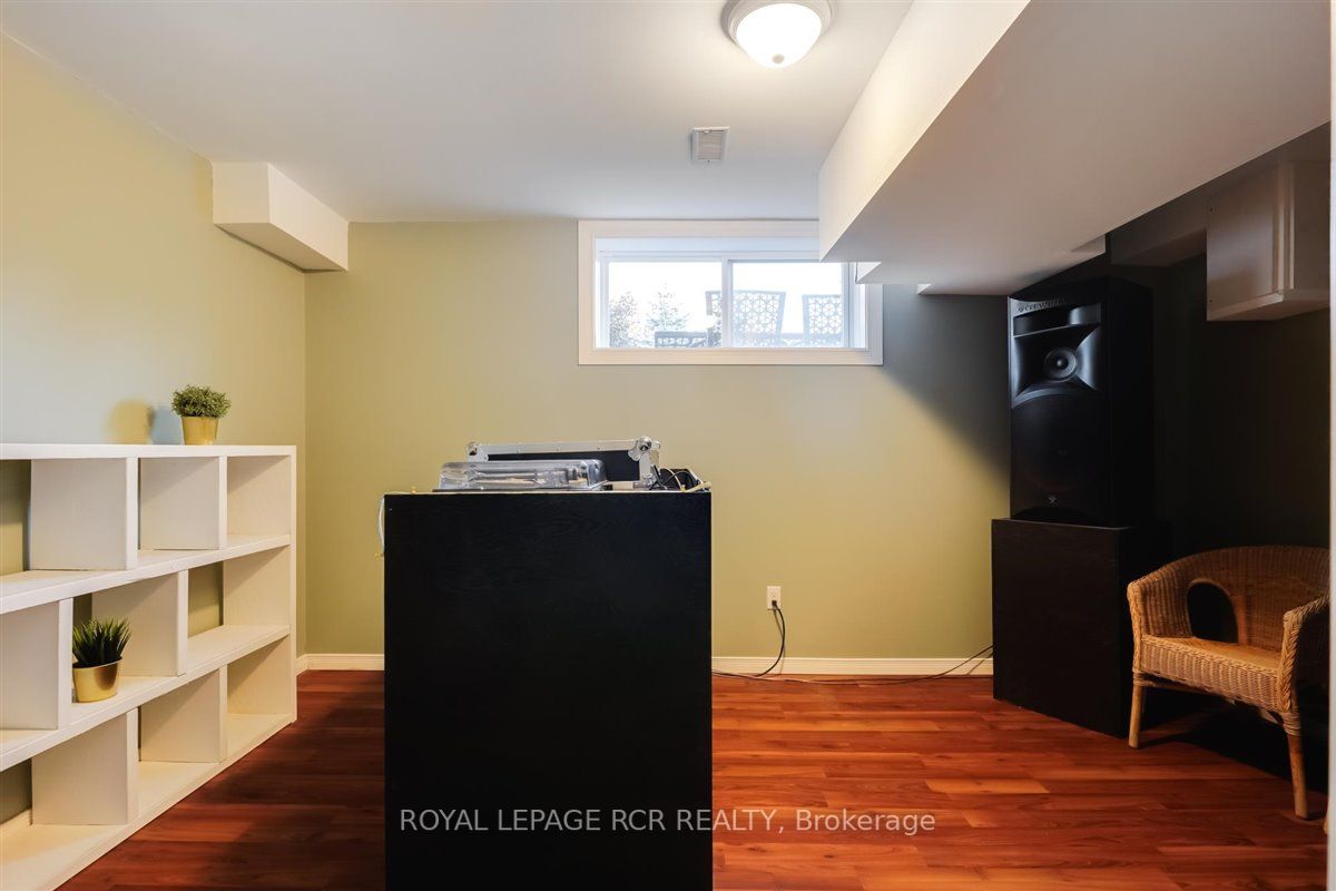 2 Hutchison Court