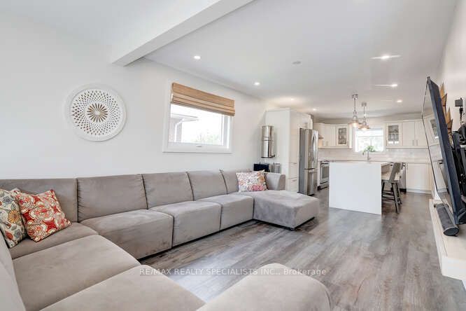 3105 Parkgate Crescent