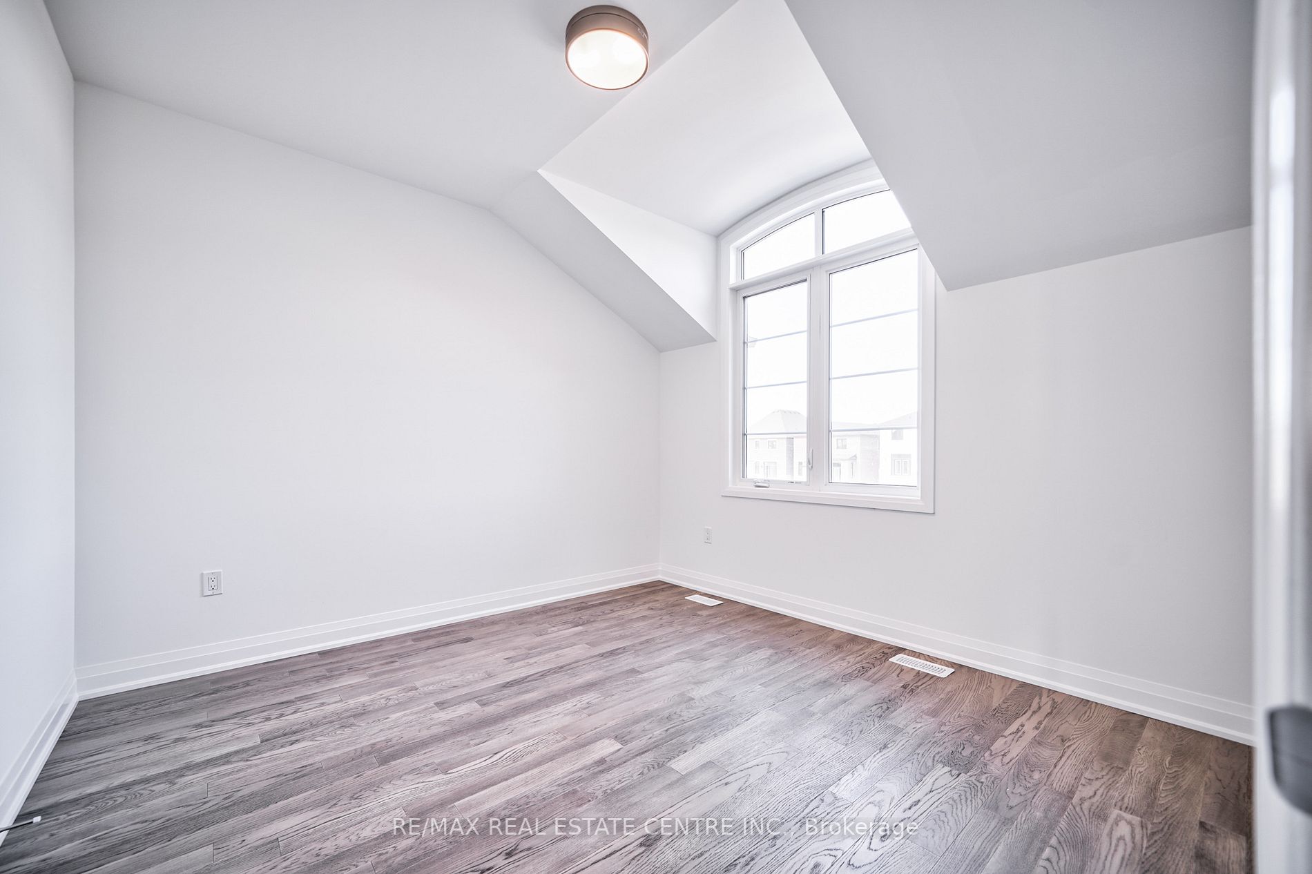 1292 Aymond Cres
