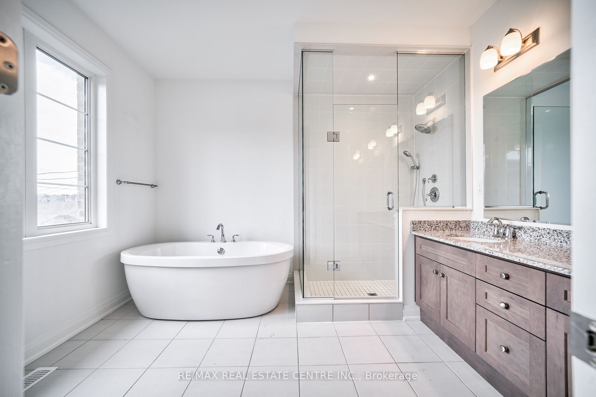 1292 Aymond Cres