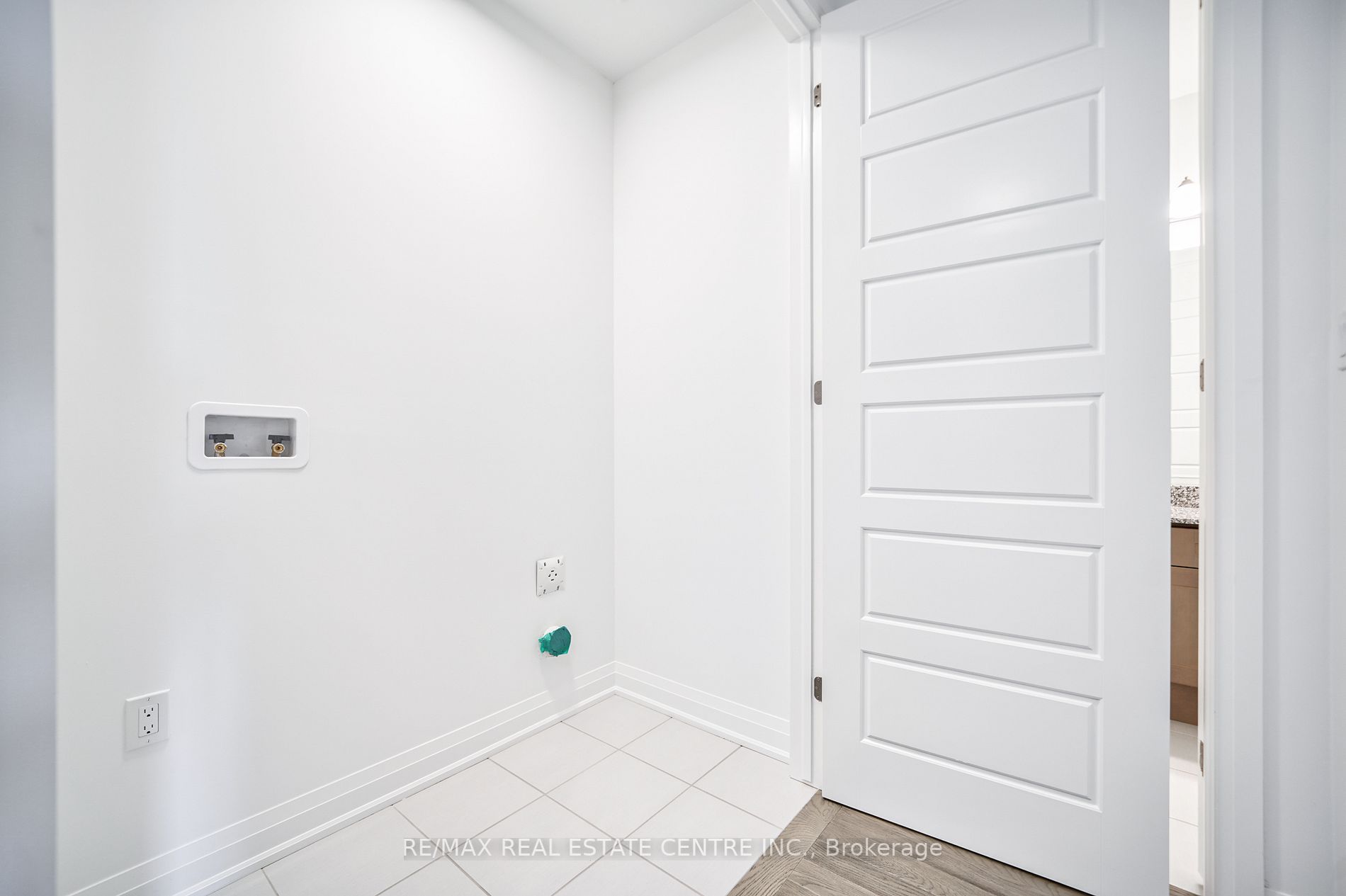 1292 Aymond Cres