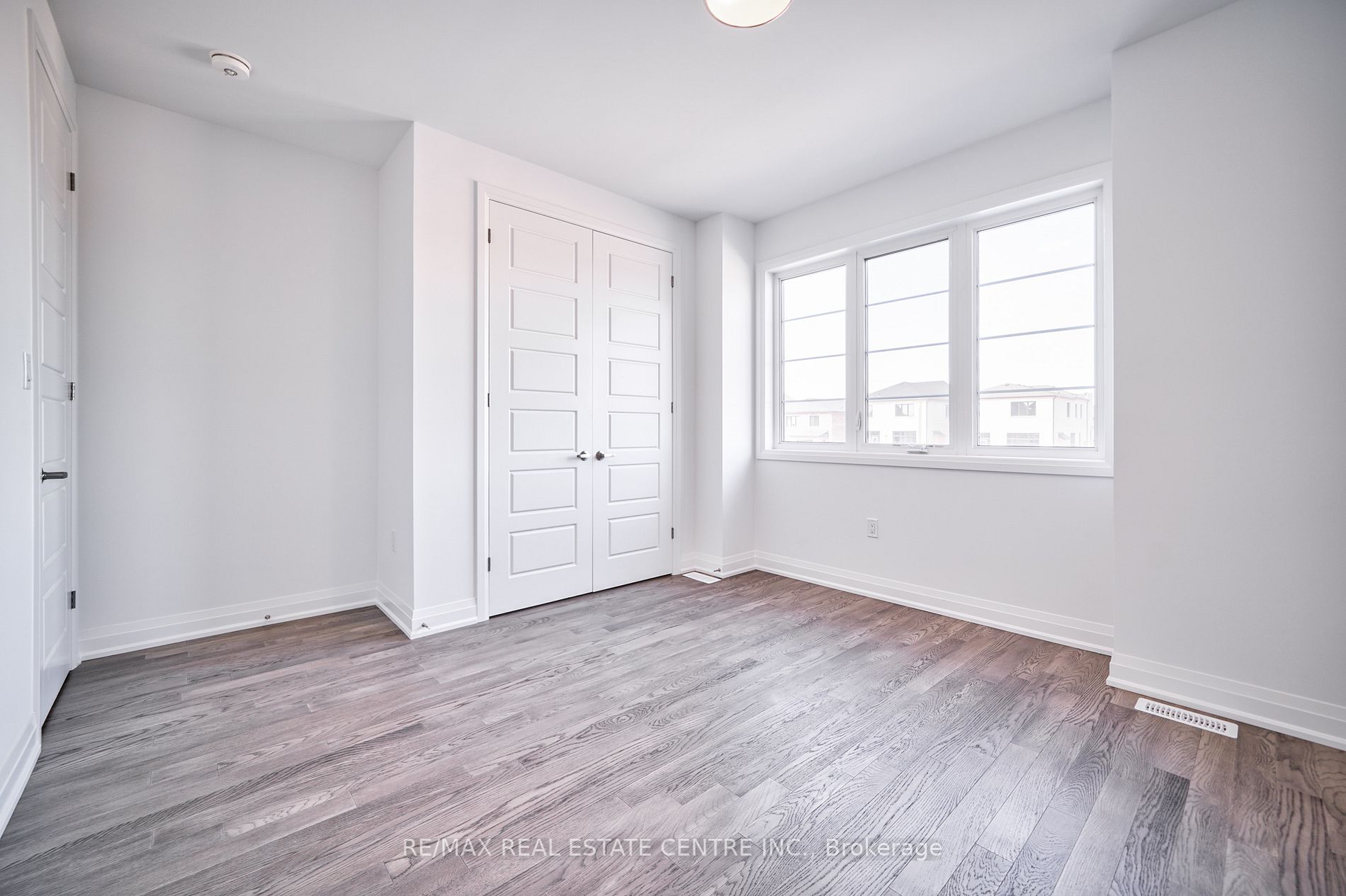 1292 Aymond Cres