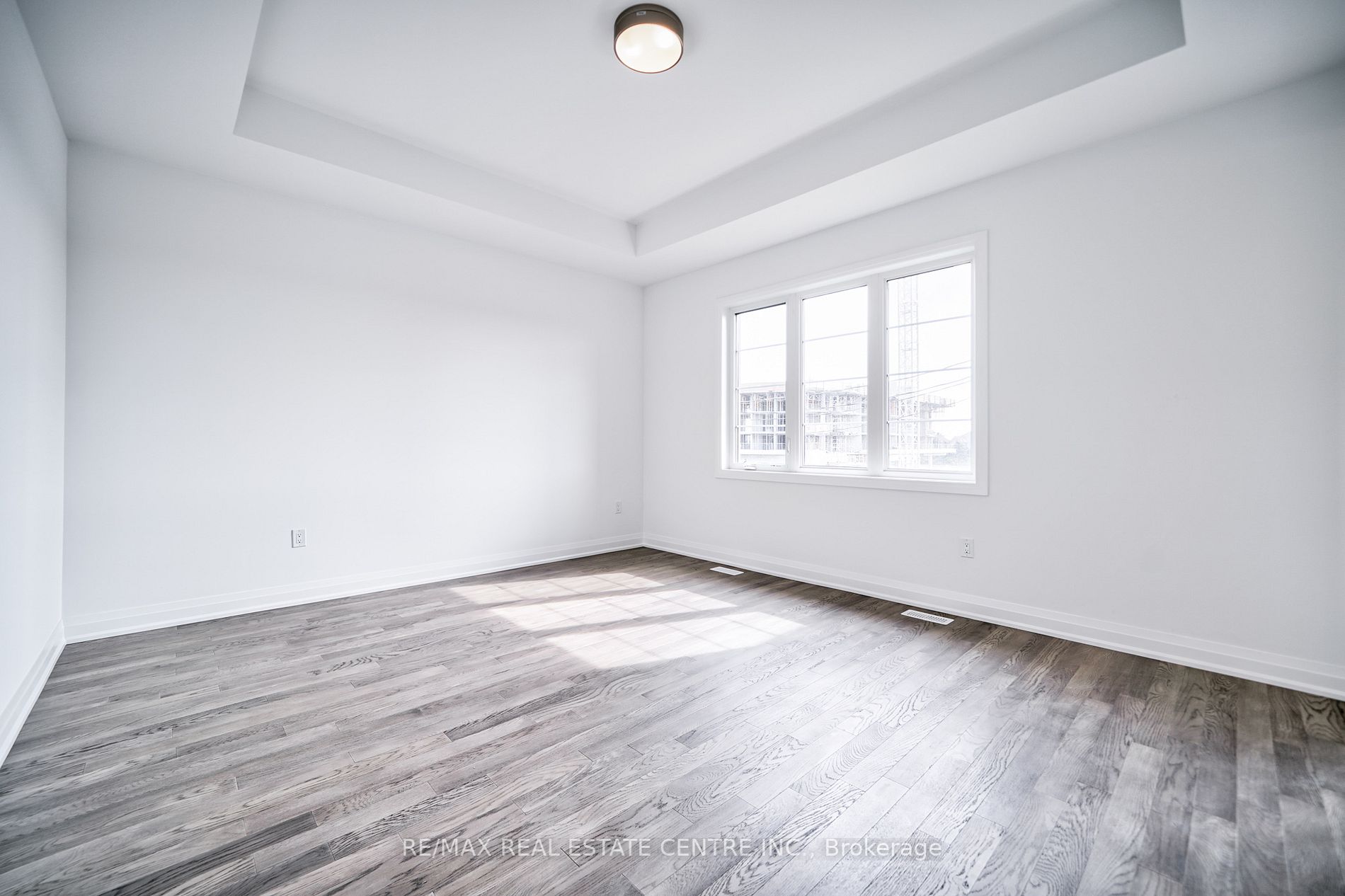 1292 Aymond Cres