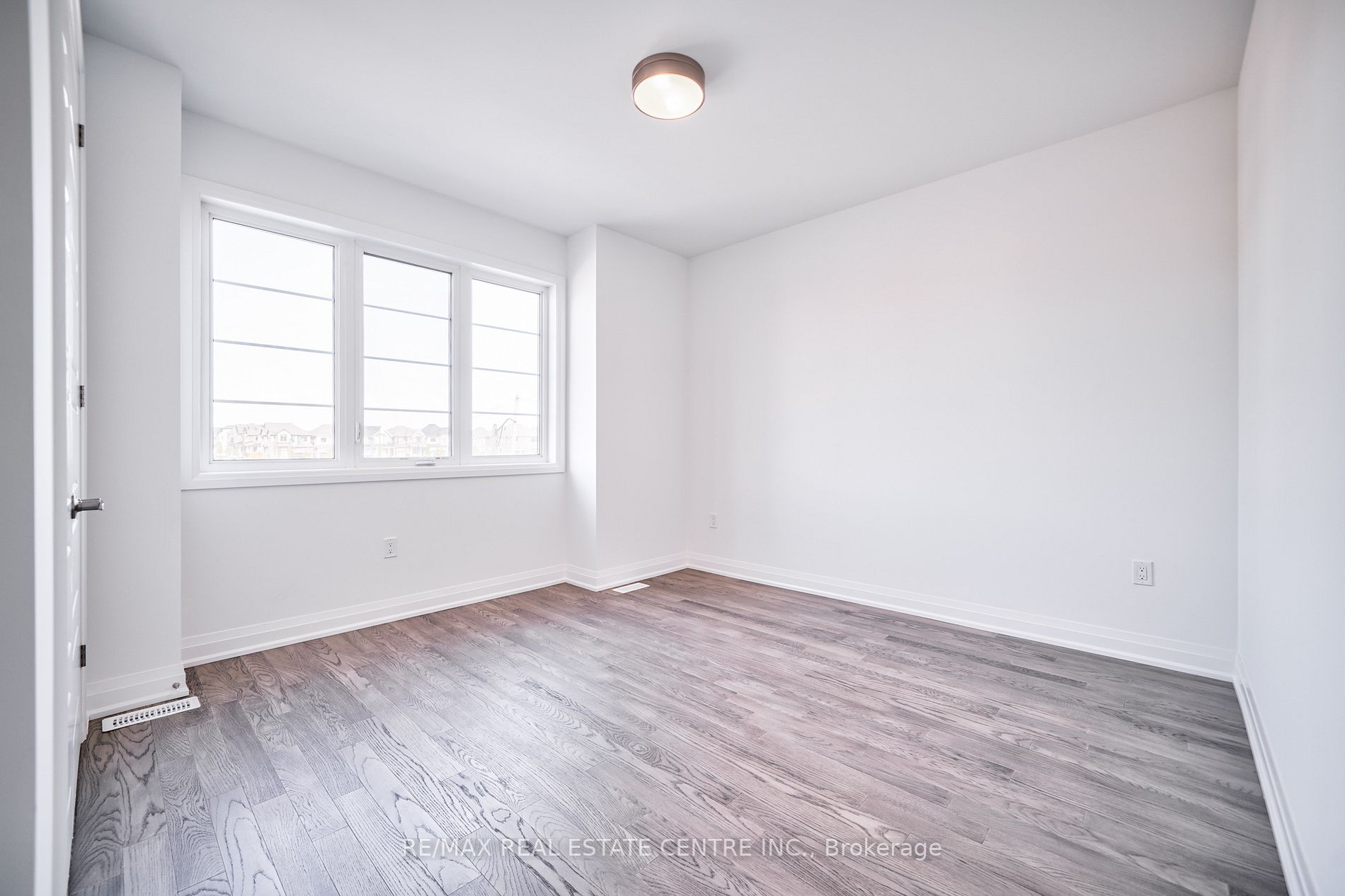 1292 Aymond Cres