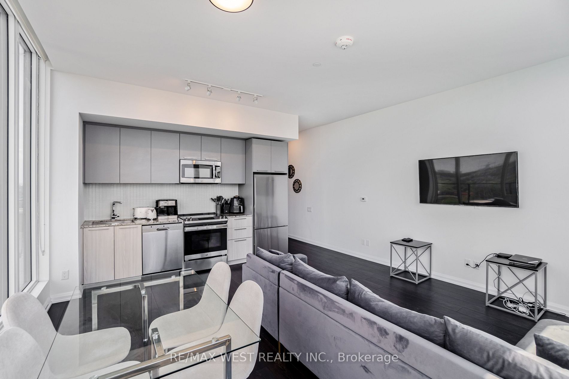 4208 Dundas St W, #812