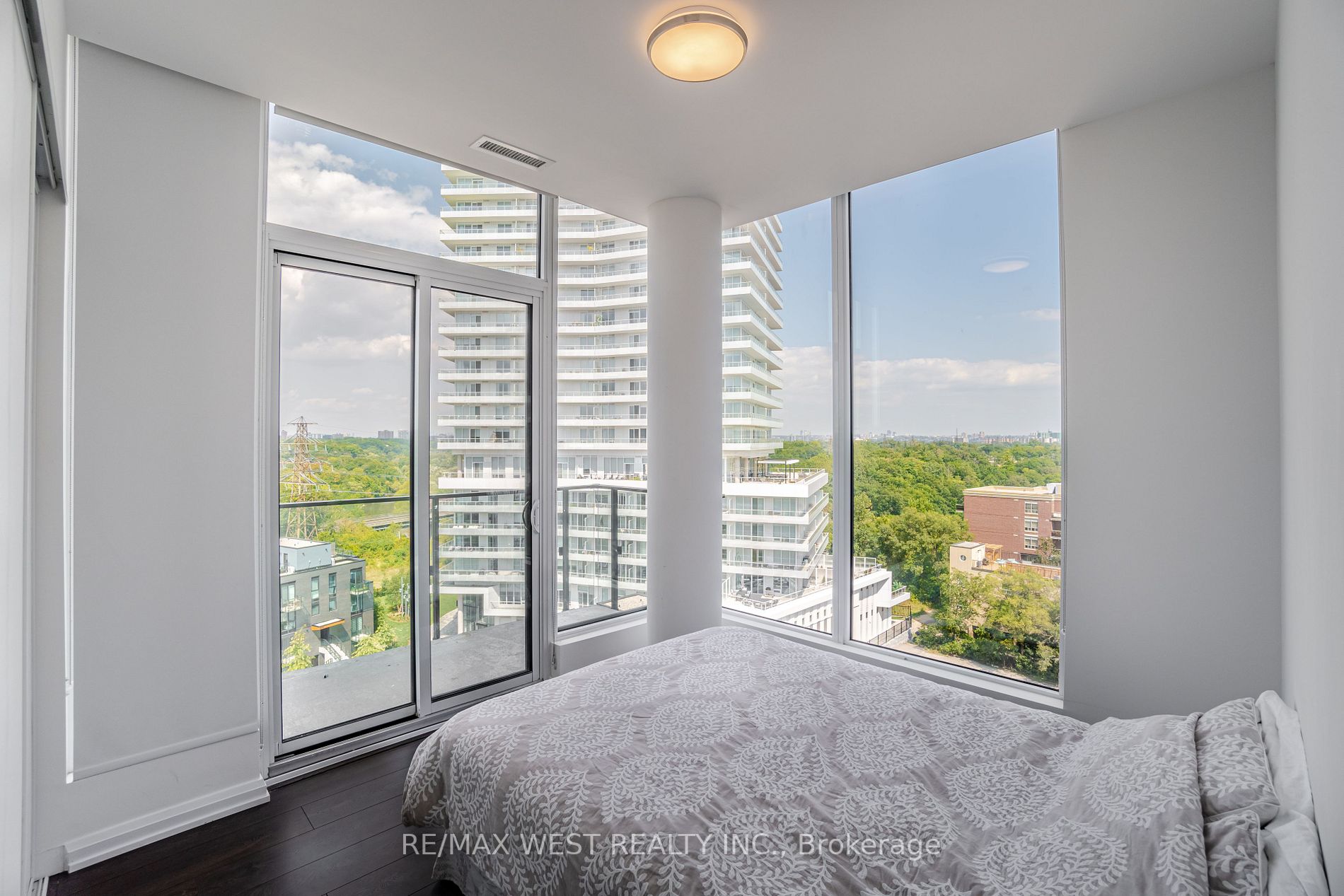 4208 Dundas St W, #812