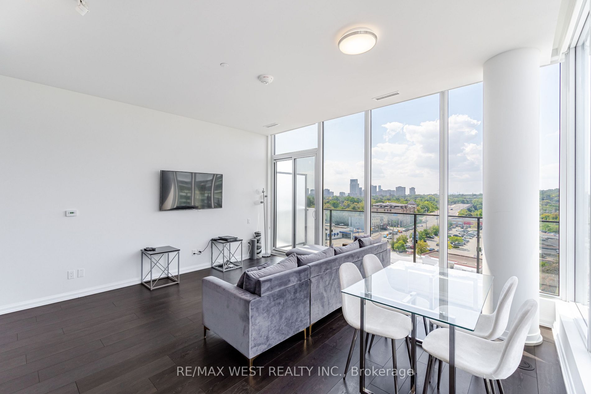 4208 Dundas St W, #812