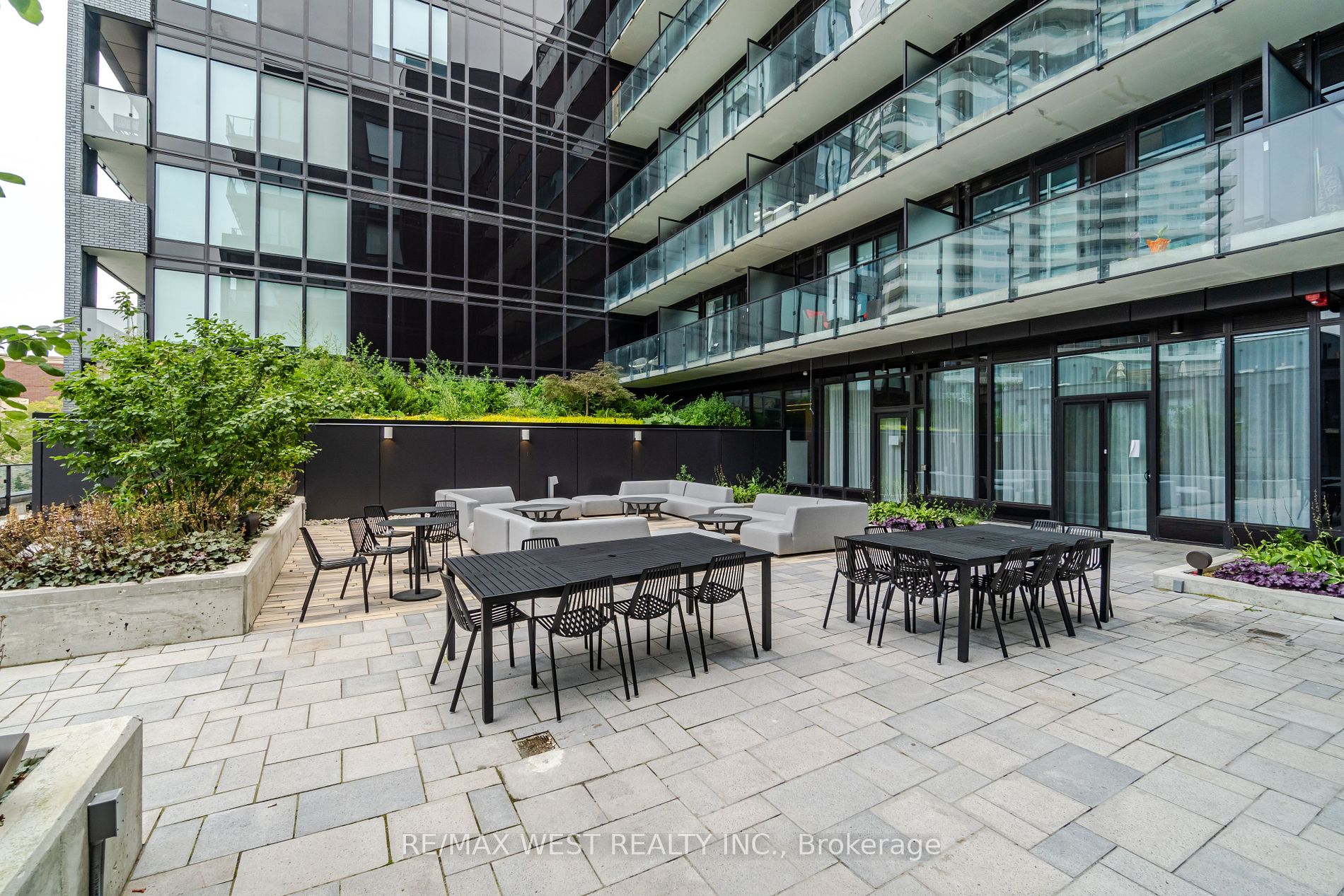 4208 Dundas St W, #812