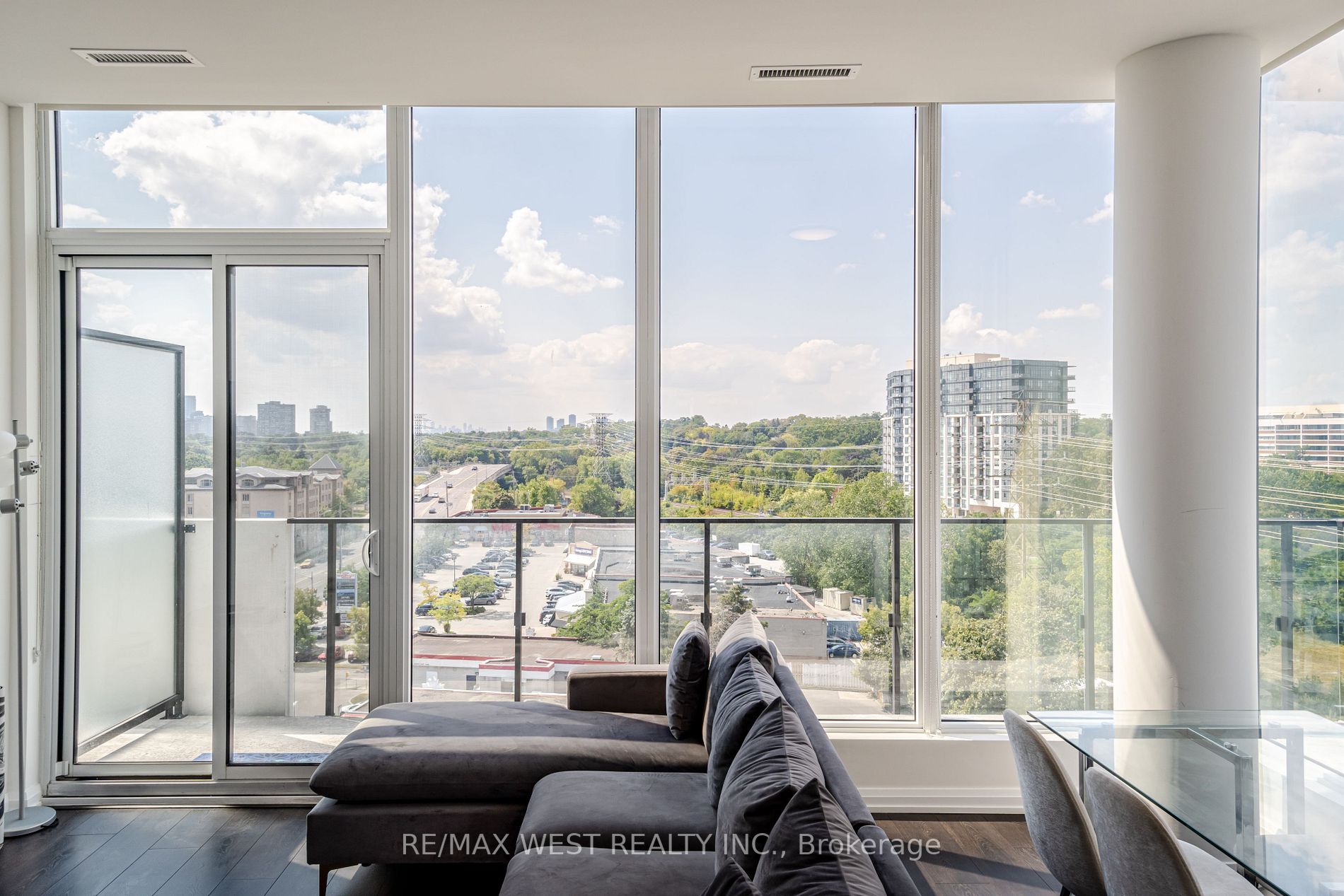 4208 Dundas St W, #812