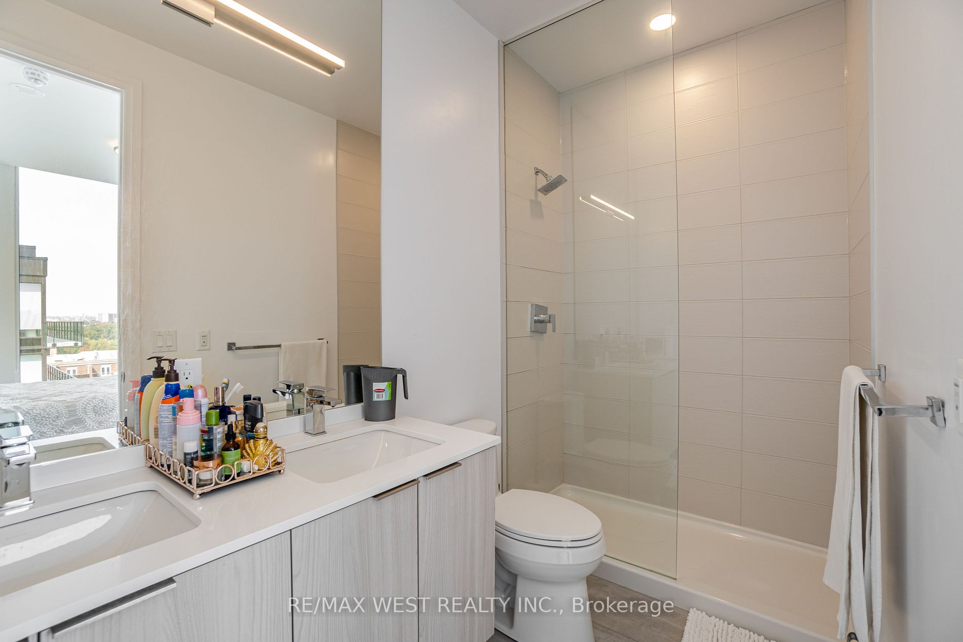 4208 Dundas St W, #812