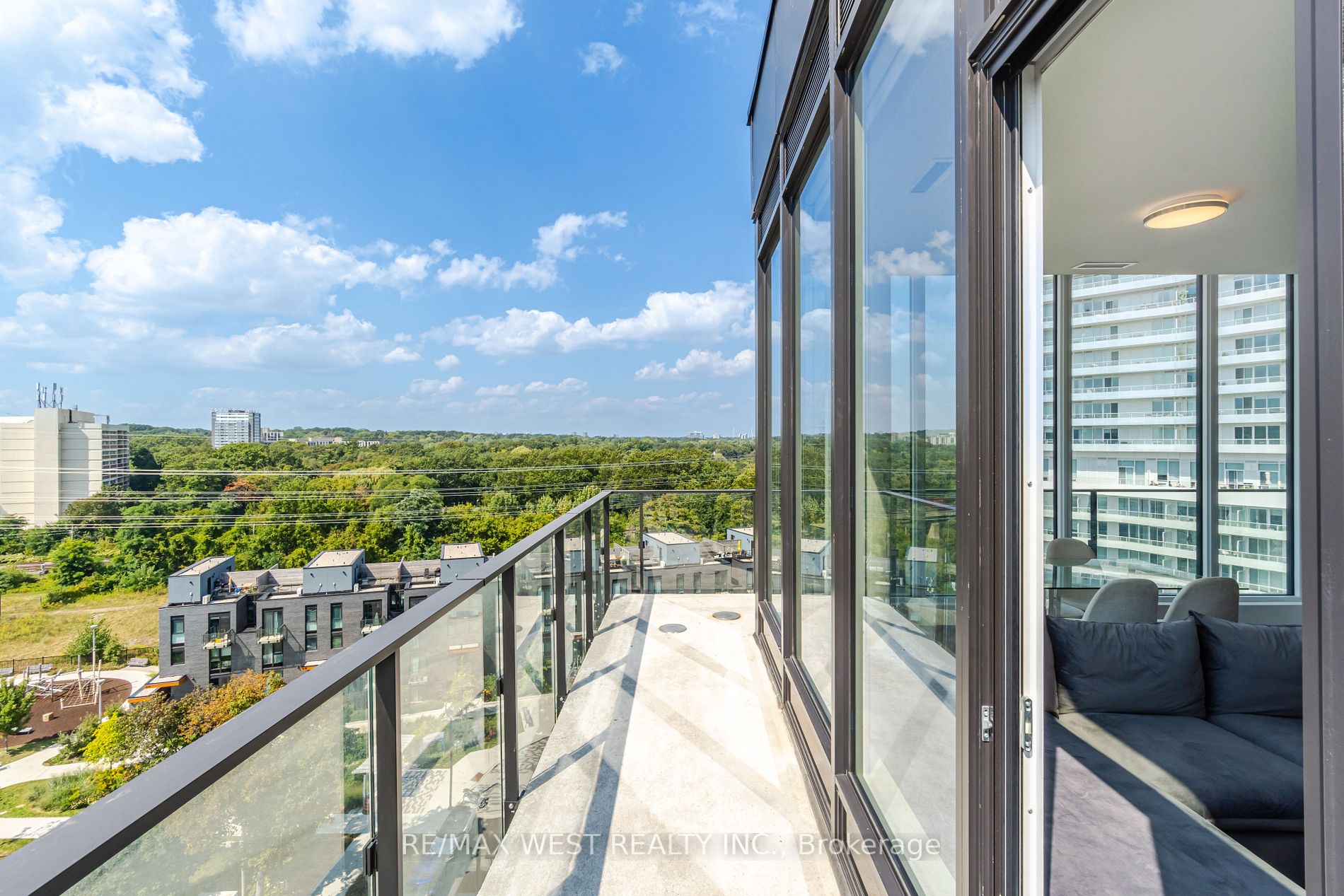 4208 Dundas St W, #812