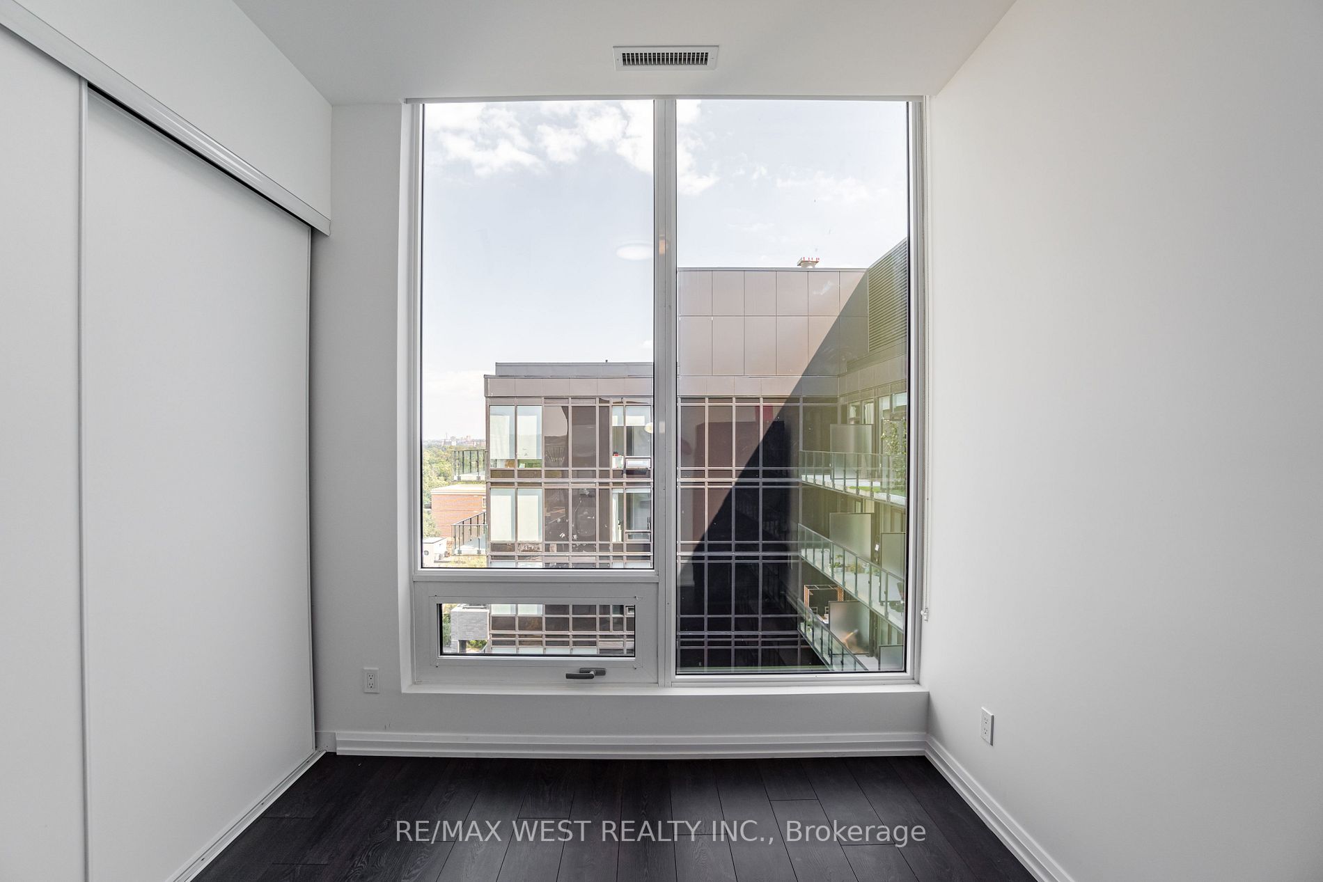 4208 Dundas St W, #812