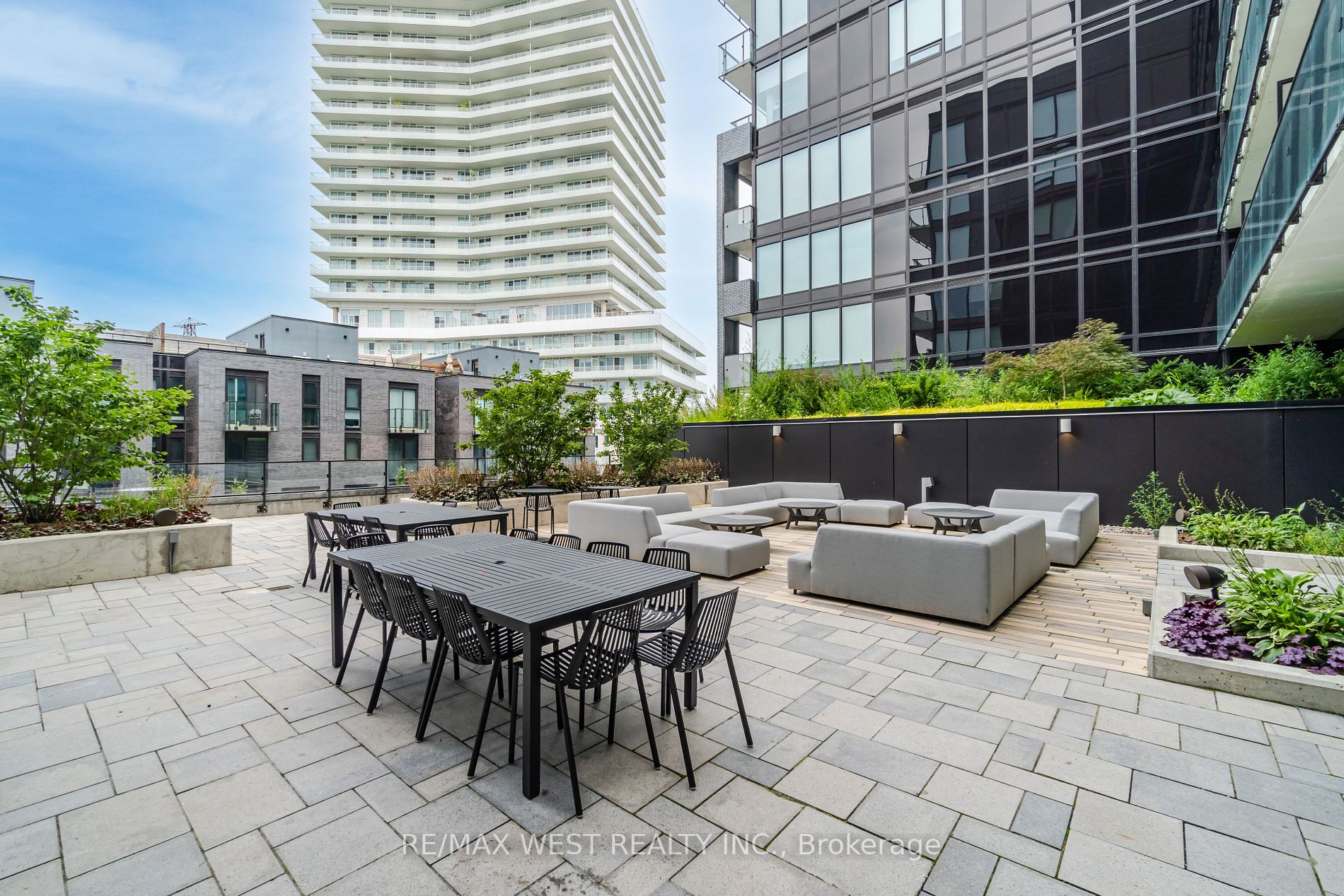 4208 Dundas St W, #812