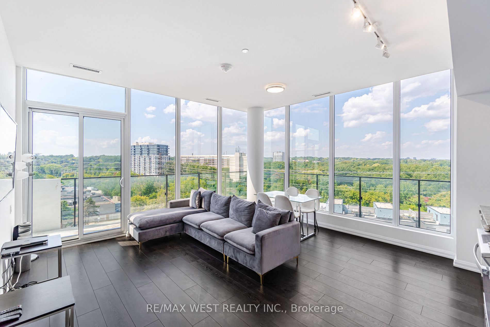 4208 Dundas St W, #812