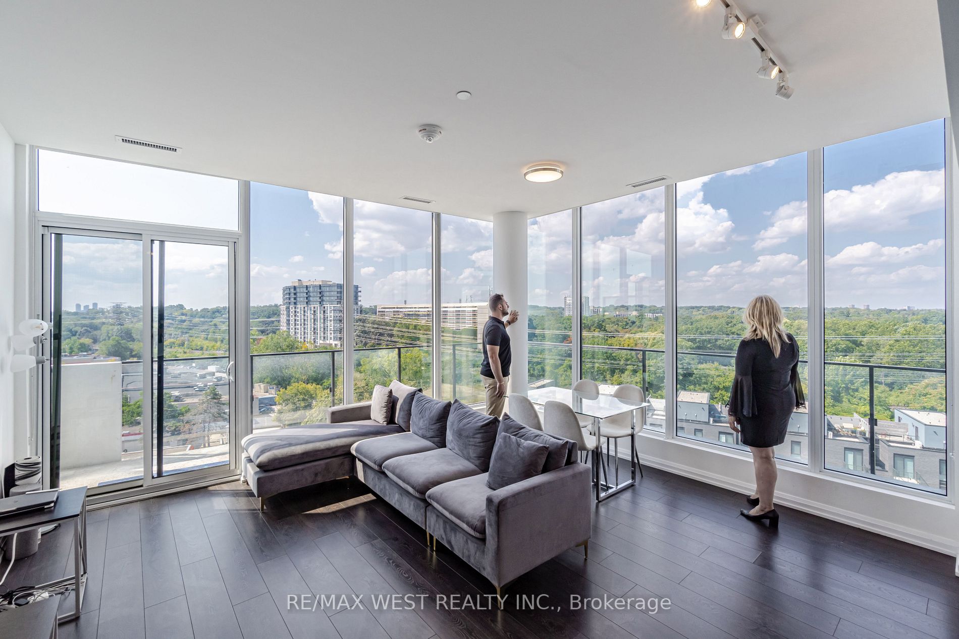 4208 Dundas St W, #812