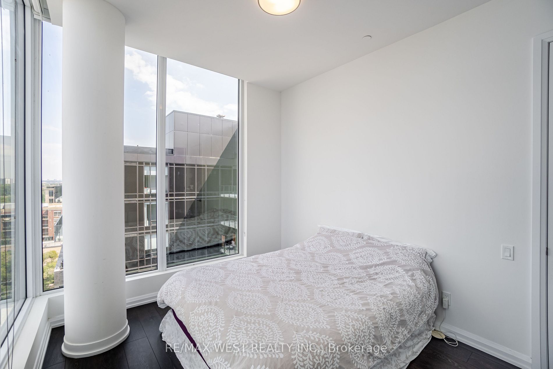 4208 Dundas St W, #812