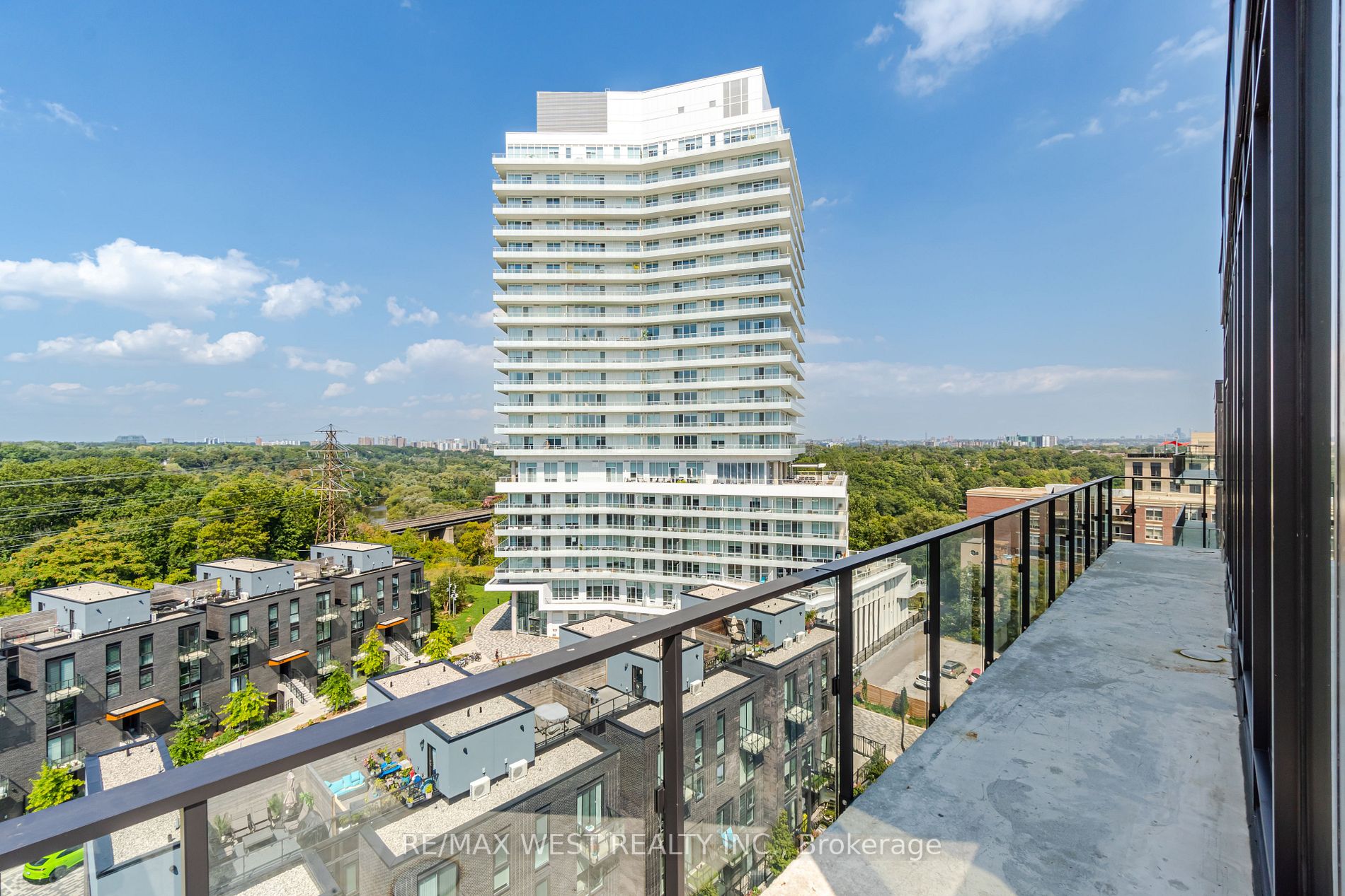4208 Dundas St W, #812