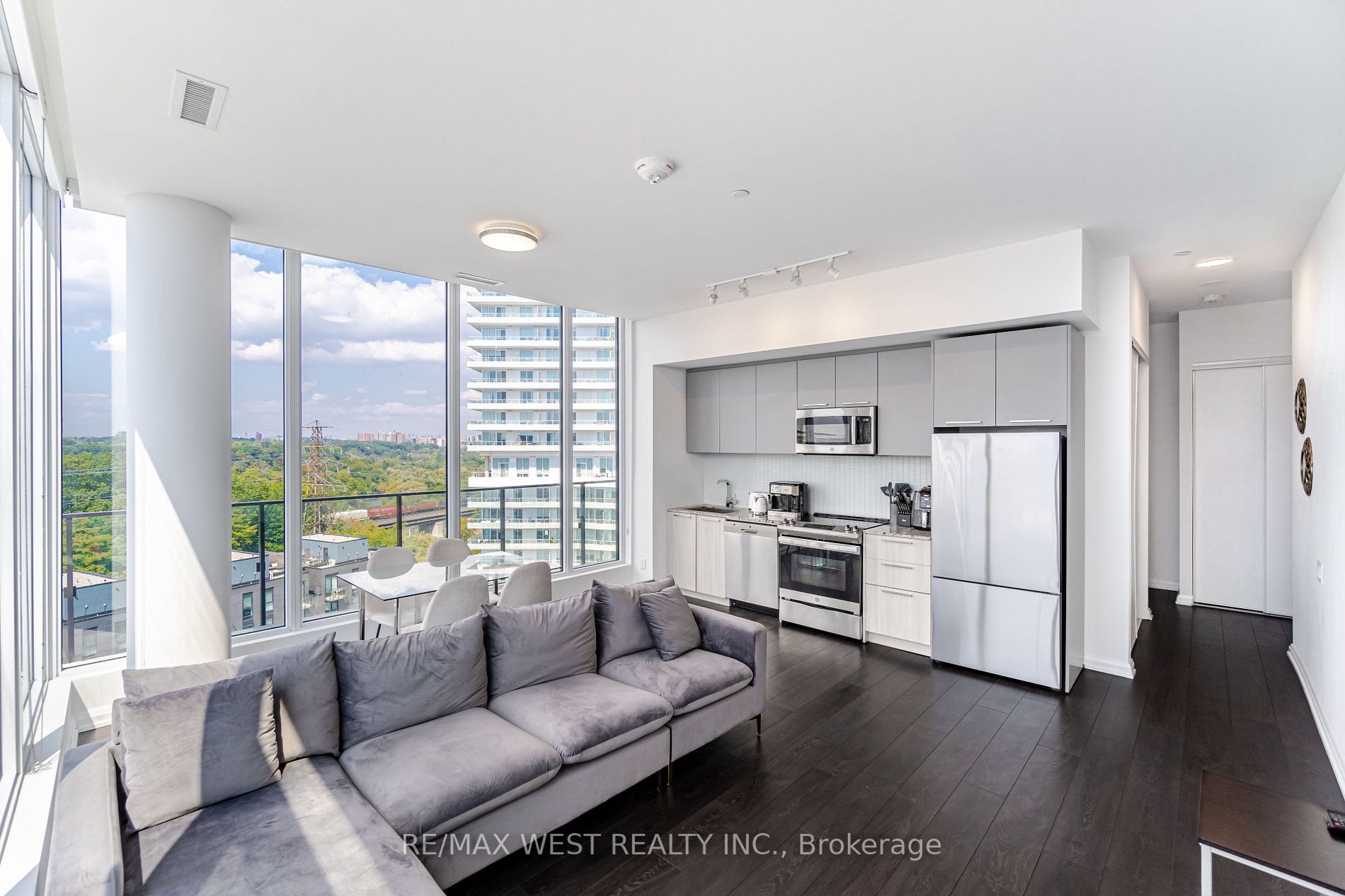 4208 Dundas St W, #812