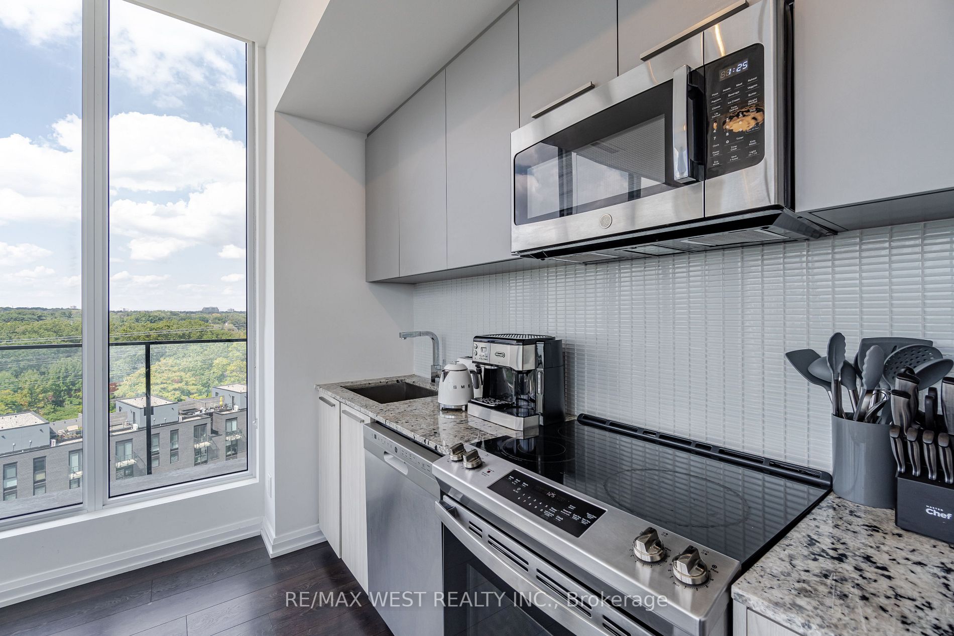 4208 Dundas St W, #812