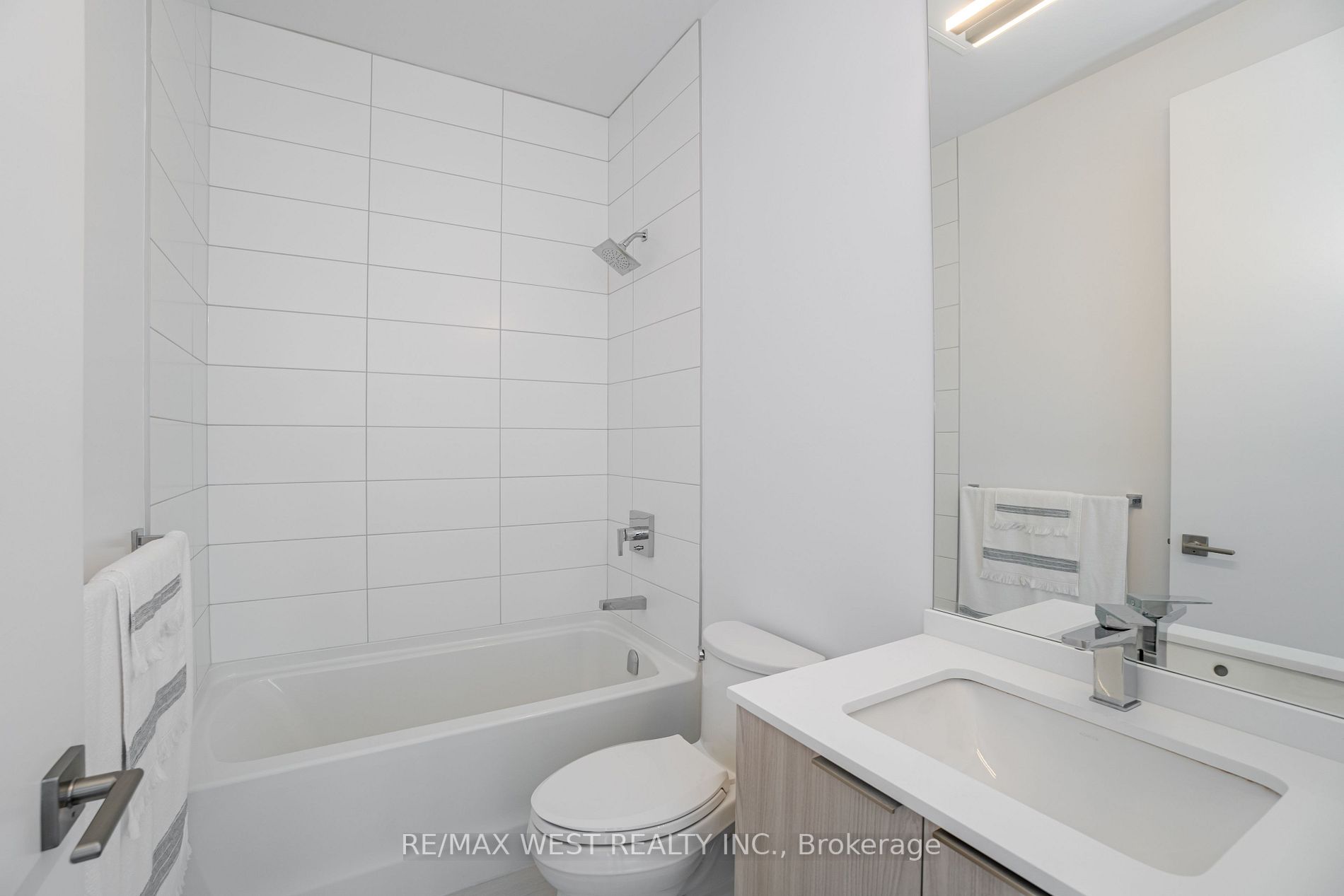 4208 Dundas St W, #812