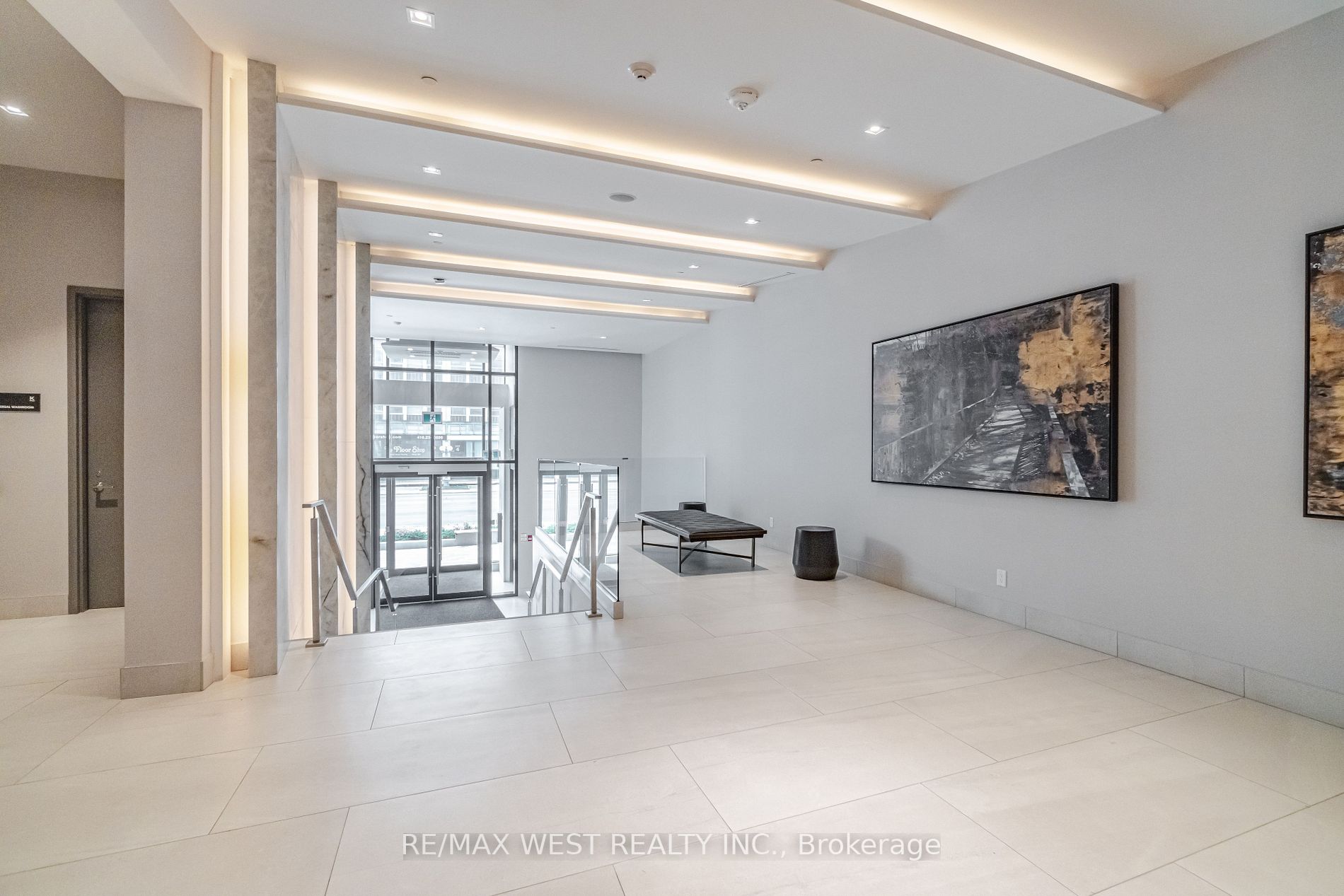 4208 Dundas St W, #812