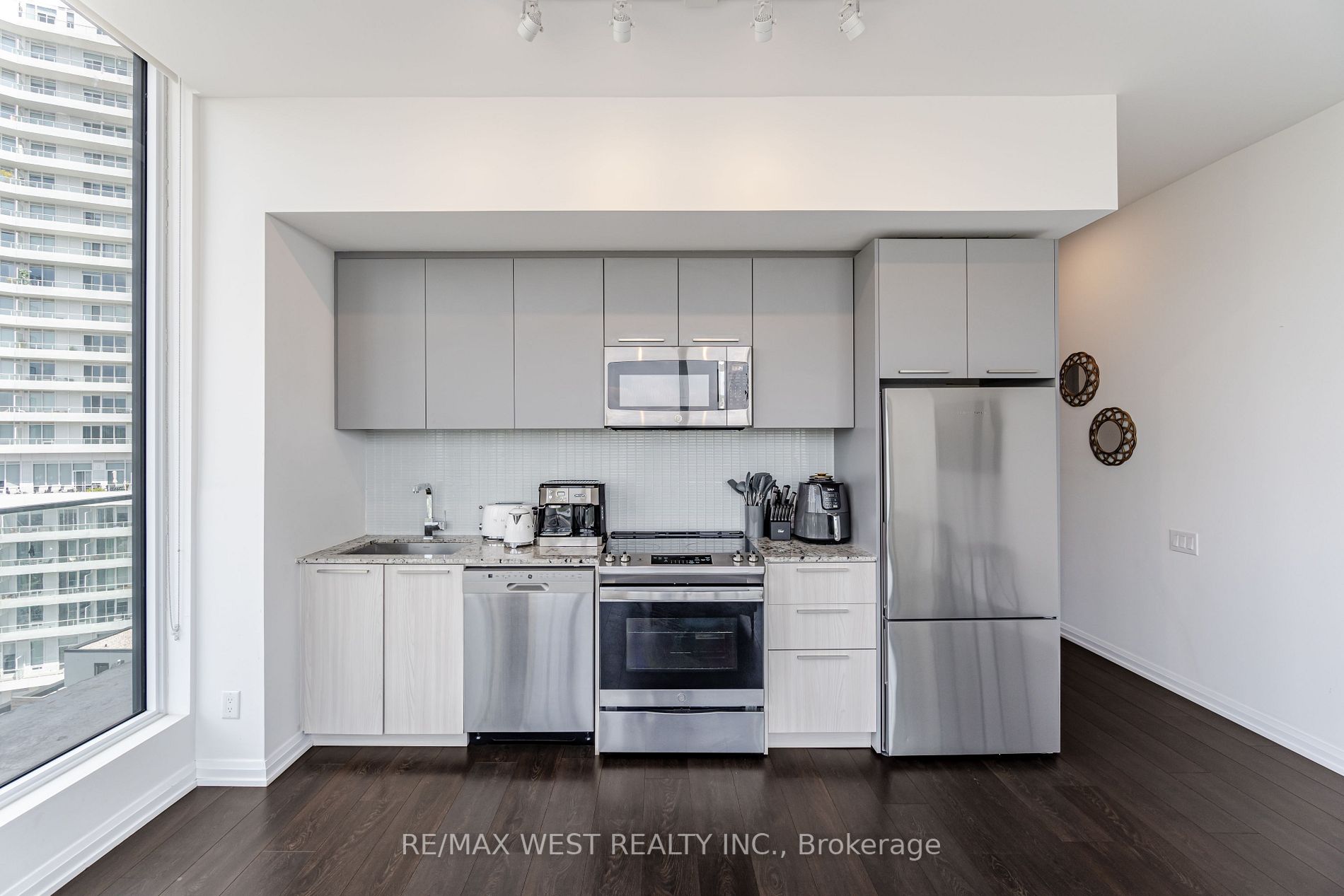 4208 Dundas St W, #812
