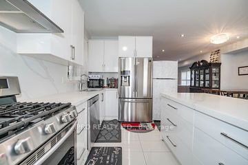 2105 Lawrence Ave W Ave