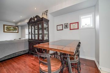 2105 Lawrence Ave W Ave