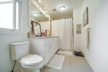 2105 Lawrence Ave W Ave