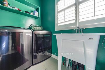2105 Lawrence Ave W Ave