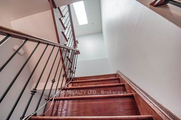 2105 Lawrence Ave W Ave