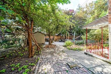2105 Lawrence Ave W Ave