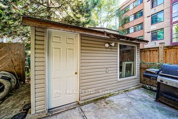 2105 Lawrence Ave W Ave