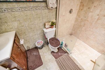 2105 Lawrence Ave W Ave