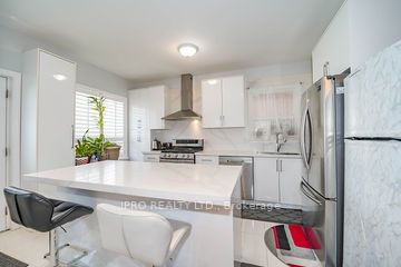 2105 Lawrence Ave W Ave