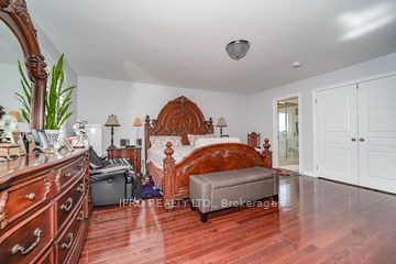 2105 Lawrence Ave W Ave