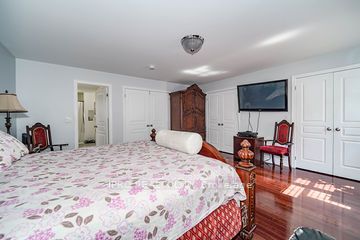 2105 Lawrence Ave W Ave