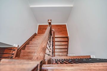 2105 Lawrence Ave W Ave