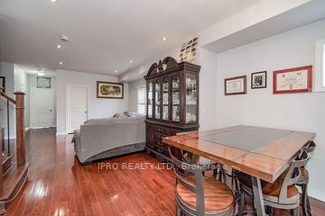 2105 Lawrence Ave W Ave