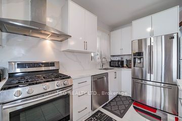 2105 Lawrence Ave W Ave