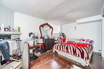 2105 Lawrence Ave W Ave