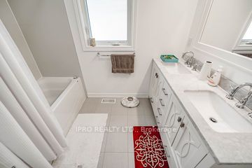 2105 Lawrence Ave W Ave